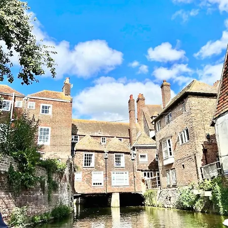 Cathedral Views Stay In Canterbury City Centre Exterior photo